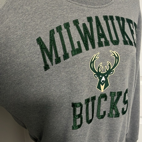 NBA Touch Stadium by Alyssa Milano Milwaukee Bucks Crewneck Slouchy Sweatshirt - Picture 7 of 15